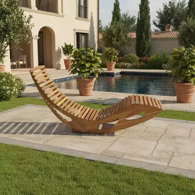 Chaise longue d'extérieur à dossier haut avec assise à lattes et cadre à bascule en bois