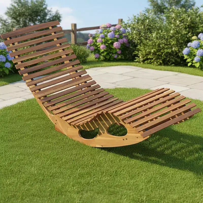 Chaise longue d'extérieur à dossier haut avec assise à lattes et cadre à bascule en bois