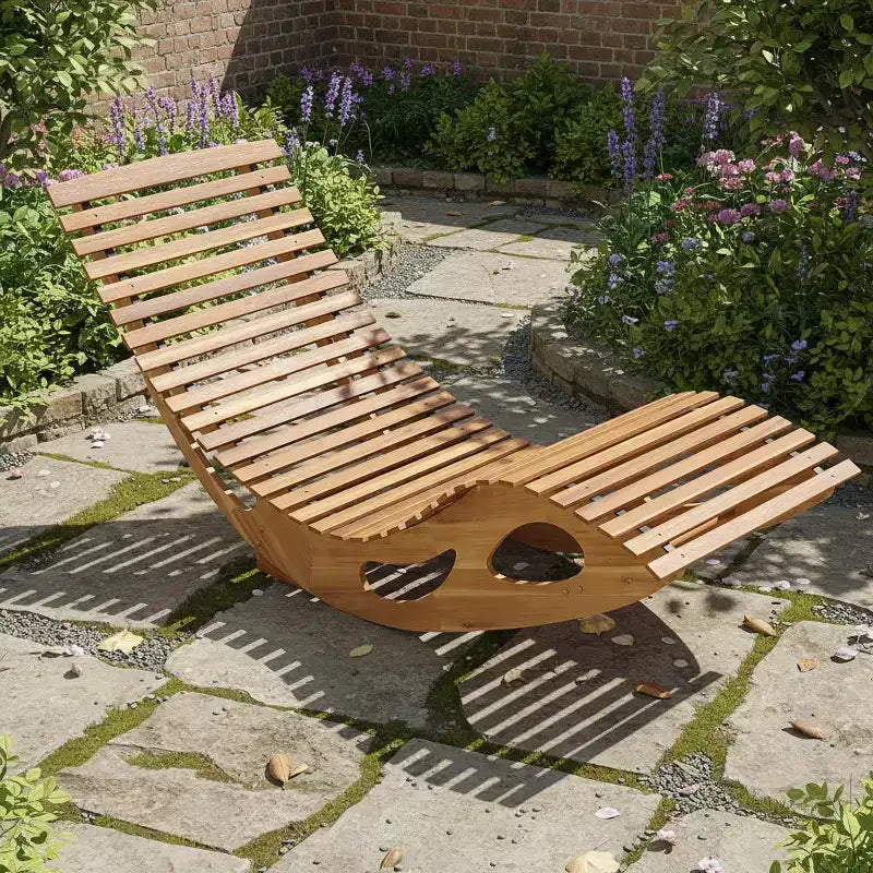 Chaise longue d'extérieur à dossier haut avec assise à lattes et cadre à bascule en bois
