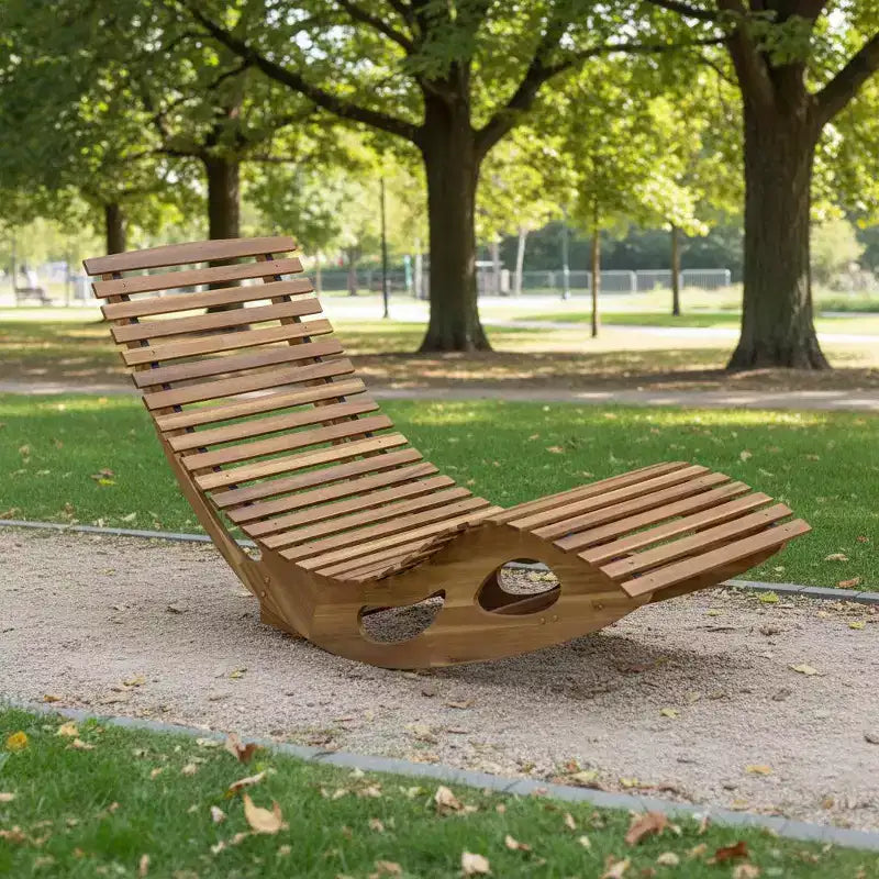 Chaise longue d'extérieur à dossier haut avec assise à lattes et cadre à bascule en bois