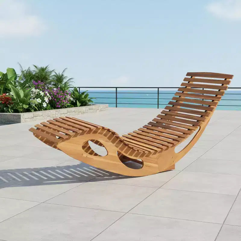 Chaise longue d'extérieur à dossier haut avec assise à lattes et cadre à bascule en bois