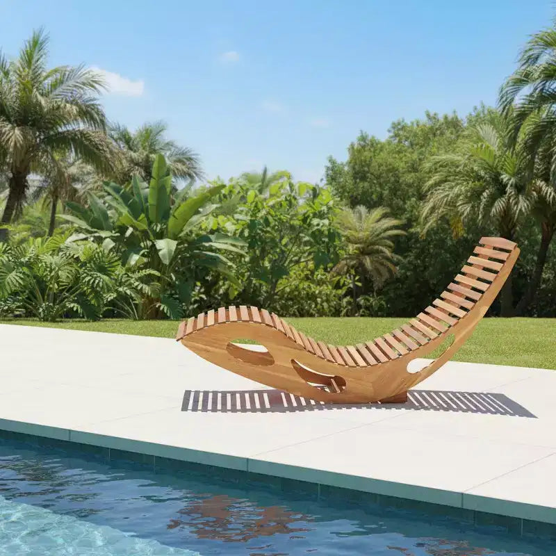 Chaise longue d'extérieur à dossier haut avec assise à lattes et cadre à bascule en bois