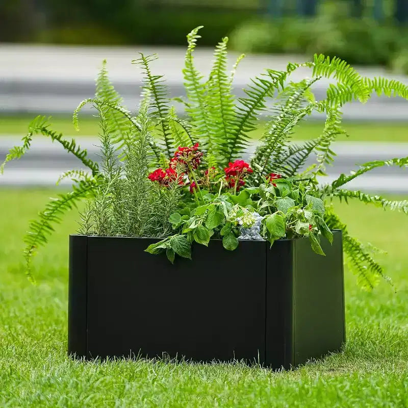 Jardinière métallique avec trous de drainage et coins arrondis, en acier robuste